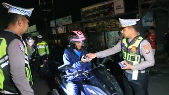 Gelar Razia Motor, Polres Bangkalan Berikan Apresiasi Kepada Pengendara Taat Berlalu Lintas