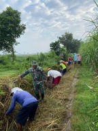 Babinsa Koramil 0809/23 Kunjang Kodim 0809/Kediri Gelar Karya Bakti bersama Masyarakat Bersihkan Saluran Irigasi
