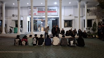 Dalam Operasi Pekat Semeru 2025 Polrestabes Surabaya Amankan Kelompok Pemuda yang Diduga Akan Tawuran