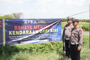 Tingkatkan Keselamatan Berkendara, Satlantas Polres Gresik Pasang Banner Bahaya Menyalip Sebelah Kiri