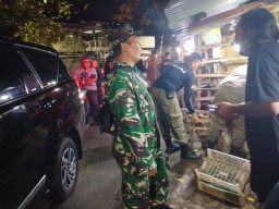 Camat Wonokromo bersama Satpol PP Kota Surabaya melakukan Penertiban PKL di Jl Ketintang, Royal Plaza.