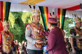 Kapolda Kalteng Terima Gelar Kehormatan Adat dari Ketua Dewan Adat Dayak ( DAD) Kalteng