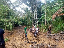 Pemerintah Desa Kutakarang Laksanakan Pengaspalan Jalan Kampung Balengbeng dari Dana Desa Tahap 1