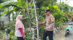 Dukung Ketahanan Pangan, Bhabinkamtibmas Desa Senjayan Pantau Pekarangan Bergizi Warga