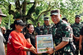 Danrem 131/Santiago Pimpin Aksi Massal Bersihkan Eceng Gondok di Danau Tondano