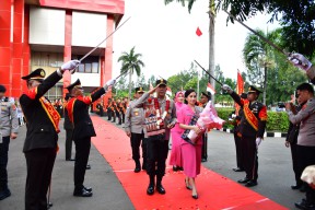Irjen Pol. Daniel Tahi Monang Silitonga Meninggalkan Polda NTT, Tradisi Pedang Pora Dan Suasana Haru Turut Mewarnai