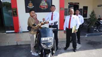 Bahagianya Korban Penggelapan di Bondowoso Saat Polisi Temukan dan Kembalikan Motornya Tanpa Biaya