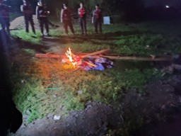 Polsek Sukomoro dan Samapta Polres Nganjuk Bongkar Arena Judi Sabung Ayam dan Dadu