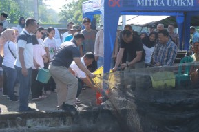 Dukung Program Ketahanan Pangan, Polres Blitar Kota Budidaya Ikan Bersama Warga