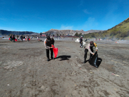 Sambut Hari Bhayangkara ke-79, Polres Probolinggo Bersih - bersih di Gunung Bromo