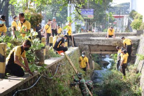 Sinergitas Polres Batu dan TNI di Hari Bhayangkara ke - 79, Peduli Lingkungan Bersihkan Sungai