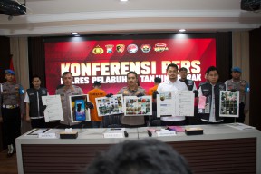 Polres Pelabuhan Tanjungperak Amankan 2 Tersangka Admin Grup Facebook "Gay Khusus Surabaya" Sebar Konten Asusila