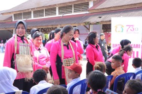 Ketum Bhayangkari Ny. Juliati Sigit Prabowo Lakukan Baksos di Sorong 