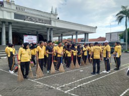 Bersihkan Masjid Agung, Puluhan Personel Polres Bangkalan Gelar Bakti Religi Sambut Hari Bhayangkara ke - 79