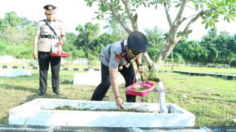 Peringati Hari Bhayangkara ke-79, Kapolres Bangkalan Pimpin Ziarah dan Tabur Bunga di Taman Makam Pahlawan