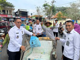 60 Paket untuk Pejuang Jalanan: Lapas Narkotika Pamekasan Tebar Manfaat