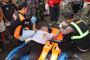 Tim SAR Gabungan Evakuasi 27 Penumpang Korban KMP Tunu Pratama Jaya Tenggelam Di Perairan Selat Bali