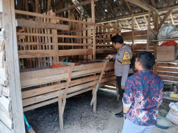 Polsek Lengkong Dukung Ketahanan Pangan Lewat Pemantauan Peternakan Warga