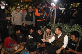 Polres Pelabuhan Tanjung Perak Gelar Patroli Gabungan Awasi Pemberlakuan Jam Malam Anak Dibawah Umur.