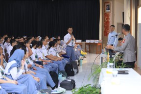Beri Materi di MPLS SMA Labschool, Kadiv Humas Berikan Motivasi Hadapi Bonus Demografi
