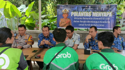 Polantas Menyapa : Polres Bondowoso Beri Edukasi Komunitas Ojol di Operasi Patuh Semeru 2025