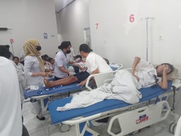 Akibat Keracunan Sebanyak Ratusan Siswa SMPN 8 Dilarikan Ke Beberapa Rumah Sakit di Kota Kupang.