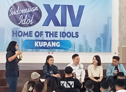 Wali Kota Kupang Duduk di Lantai Berbaur Dengan Para Peserta Audisi Indonesian Idol Season 14