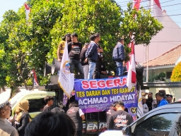 Aliansi Madura Indonesia Menuntut Copot ketua Dewan DPRD Kota Surabaya