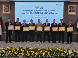 Kementerian Desa PDT Beri Penghargaan Polda Banten dan Polresta Sidoarjo