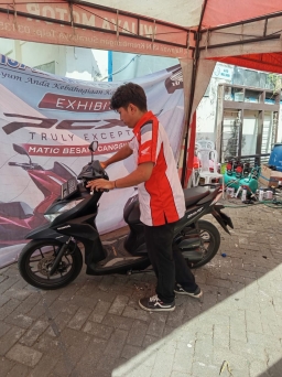 Servie Gratis Rek.. Honda Wijaya bersama RW 04 Kelurahan Wonokromo Mengadakan Service Gratis di Balai RW