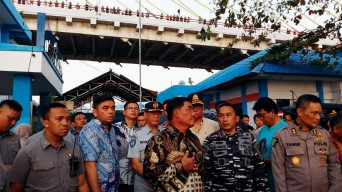 Gubernur Sulut Yulius Selvanus Tinjau Langsung Evakuasi Korban KM Gregorius Barcelona V di Pelabuhan Manado