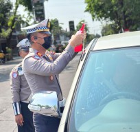 Polres Nganjuk Ajak Pengendara Kibarkan Semangat Kemerdekaan di Jalan
