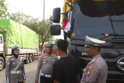 Tanamkan Cinta Tanah Air Polres Pelabuhan Tanjungperak Ajak Kibarkan Bendera Merah Putih Sambut Kemerdekaan RI ke - 80