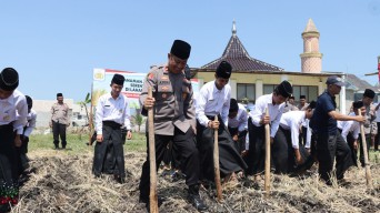 Polres Nganjuk Dukung Penanaman Jagung Serentak Bersama Santri se-Jatim, Dorong Kemandirian Pangan