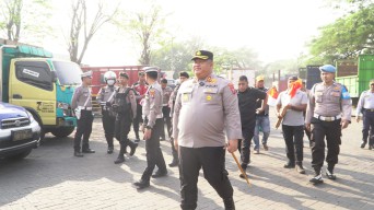 Jelang HUT RI ke-80 Polres Pasuruan Gandeng Mahasiswa, LSM, dan Media Bagikan 500 Bendera untuk Supir Truk
