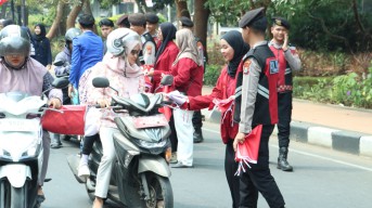Dorong Semangat Nasionalisme, Kapolres Bangkalan Bagi - bagi Bendera Merah Putih