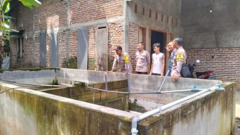 Bhabinkamtibmas Berbek Dorong Budidaya Lele dan Nila di Pekarangan Rumah