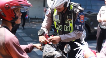 Polres Gresik Bagikan Bendera dan Pin Merah Putih di Jalan Tanamkan Semangat Kemerdekaan