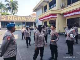 Pemeriksaan Polwan Polres Nganjuk: Seragam Rapi, Medsos Aman, HP Bebas Judol