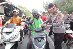 Semarak Merah Putih Sambut HUT RI ke-80 Polisi Berbagi 3.600 Bendera dan 83 Helm di Surabaya