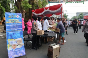 Polwan Polres Bojonegoro Gelar Bakti Kesehatan di CFD, Warga Antusias Serbu Layanan Gratis