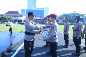 Kapolda Jatim Beri Penghargaan 73 Personel Berprestasi 4 Diantaranya Terima KPLB