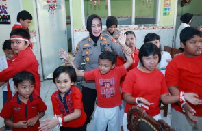 Sambut Hari Jadi ke -77 Polwan Polda Jatim Gelar Bakti Kesehatan di Yayasan Pendidikan Autis Mutiara Hati