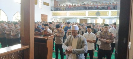 Polda Jatim Gelar Sholat Ghoib untuk Almarhum Driver Ojol Affan Kurniawan