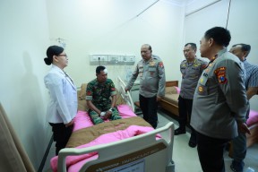 Kapolda Jatim Kunjungi Petugas yang Luka Saat Amankan Unjuk Rasa di Grahadi