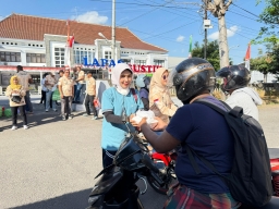 Lapas Narkotika Kelas IIA Pamekasan Gelar Bakti Sosial dan Jalan Santai bersama Dharma Wanita