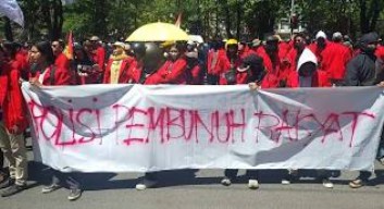 Ratusan Mahasiswa Gelar Aksi Damai di Markas Besar Kepolisian Jawa Timur