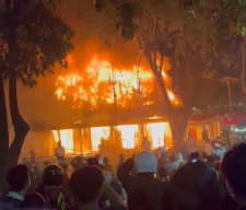 Gedung Grahadi Surabaya Terbakar, Massa Demo Jebol Pagar dan Nyalakan Api