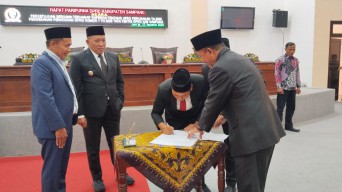 Rapat Paripurna DPRD Sampang: Persetujuan RAPERDA APBD Perubahan dan Pengesahan Tata Tertib DPRD