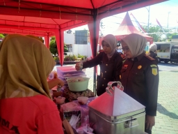 Kejari Sampang Berikan Kontribusi Positif dengan Pasar Murah